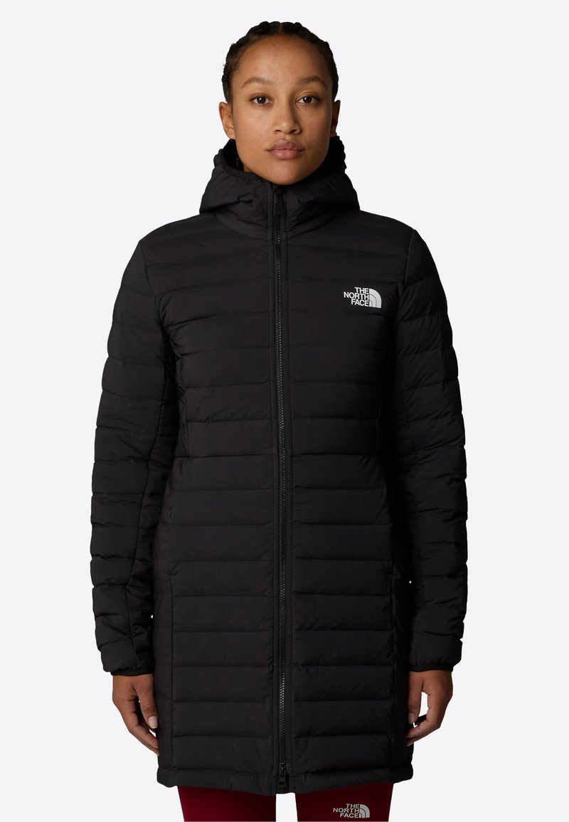 Svart isolerad pufferjacka med hög krage, dragkedjestängning och sidfickor. Har en quiltad design och varumärkeslogotyp på bröstet.