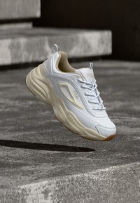 Fila SKYE - Αθλητικά παπούτσια - white/turtledove