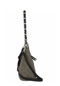 Borsa a mano in tessuto grigio trapuntato a forma triangolare, con una tracolla in pelle nera e dettagli in catena argentata. Dettaglio della chiusura con zip visibile.