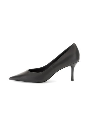Scarpa nera in pelle con punta a stiletto e tacco sottile basso, mostrata in profilo laterale su uno sfondo bianco.
