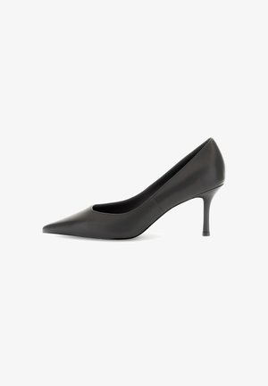 Zwarte leren puntige stilettohak schoen met een lage slanke hak, afgebeeld in zijprofiel op een witte achtergrond.