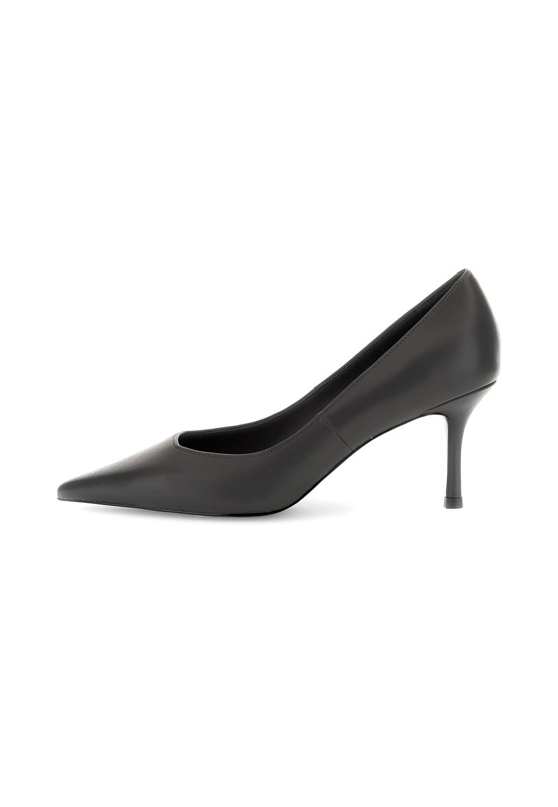 Scarpa nera in pelle con punta a stiletto e tacco sottile basso, mostrata in profilo laterale su uno sfondo bianco.