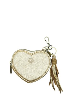 Porte-monnaie en forme de cœur doré avec fermeture éclair, nom de la marque embossé, porte-clés attaché, clip et pompon décoratif sur fond blanc.