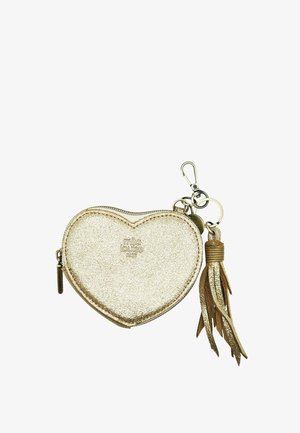 Porte-monnaie en forme de cœur doré avec fermeture éclair, nom de la marque embossé, porte-clés attaché, clip et pompon décoratif sur fond blanc.