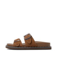 Sandales en nubuck marron avec deux brides ajustables, boucles métalliques et une semelle texturée. Elles disposent d'un pied plat et d'un bord clouté.