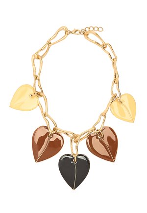 Złocony łańcuszek z pięcioma emaliowanymi zawieszkami w kształcie serca w kolorach żółtym, brązowym i czarnym. Teksturowane ogniwa łączą serca, dodając szczegółów.