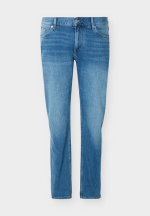 Niebieskie dżinsy z materiału denim z przetarciami, pięciokieszeniowym krojem, zapięciem na guziki i prostymi nogawkami na jednolitym białym tle.