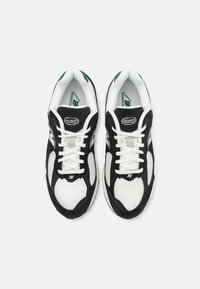 New Balance M2002 UNISEX - Sneakers laag - black