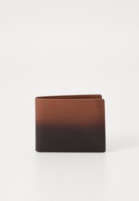 Cartera de cuero marrón oscuro con una transición ombré a un marrón más claro. Presenta líneas limpias, costuras mínimas y un logo en relieve como acento.