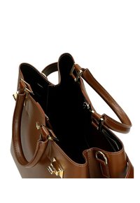 Hnědá kožená kabelka se zlatým hardwarem, vnitřní kapsou, hladkým povrchem, dvojitými uchy a otevřeným vrchem, který ukazuje vnitřní prostor.