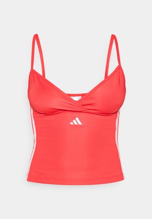 Rode sportieve tanktop met dunne bandjes, met een crossover ontwerp bij de buste en witte accenten aan de zijkanten, gemaakt van een gladde, rekbare stof.