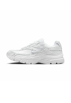 Biały sportowy sneaker z fakturowaną podeszwą, cholewką z siateczki i materiałów syntetycznych oraz srebrnym logo Nike swoosh po boku.