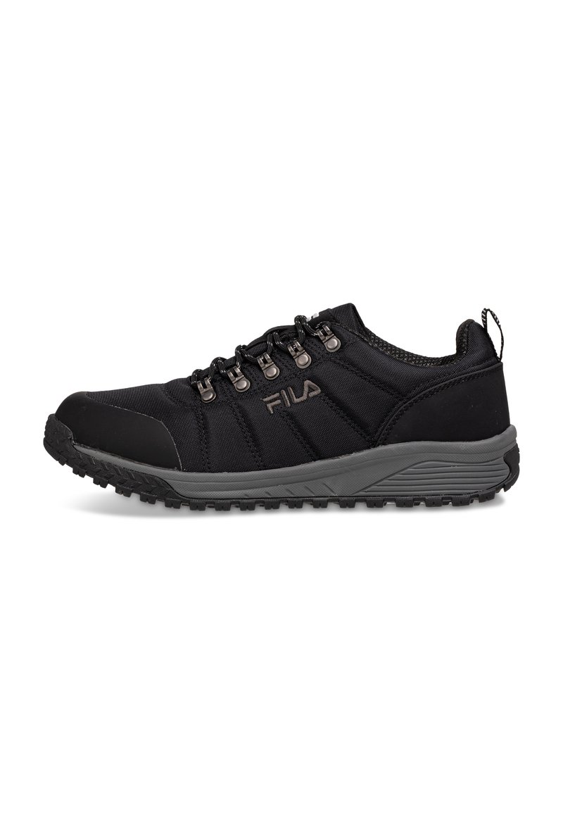 Scarpa da hiking nera con tomaia in tessuto testurizzato, punta in gomma di supporto, sei occhielli metallici e suola robusta per trazione.