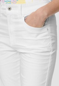 QS POCKET STYLE - Short en jean - weiß