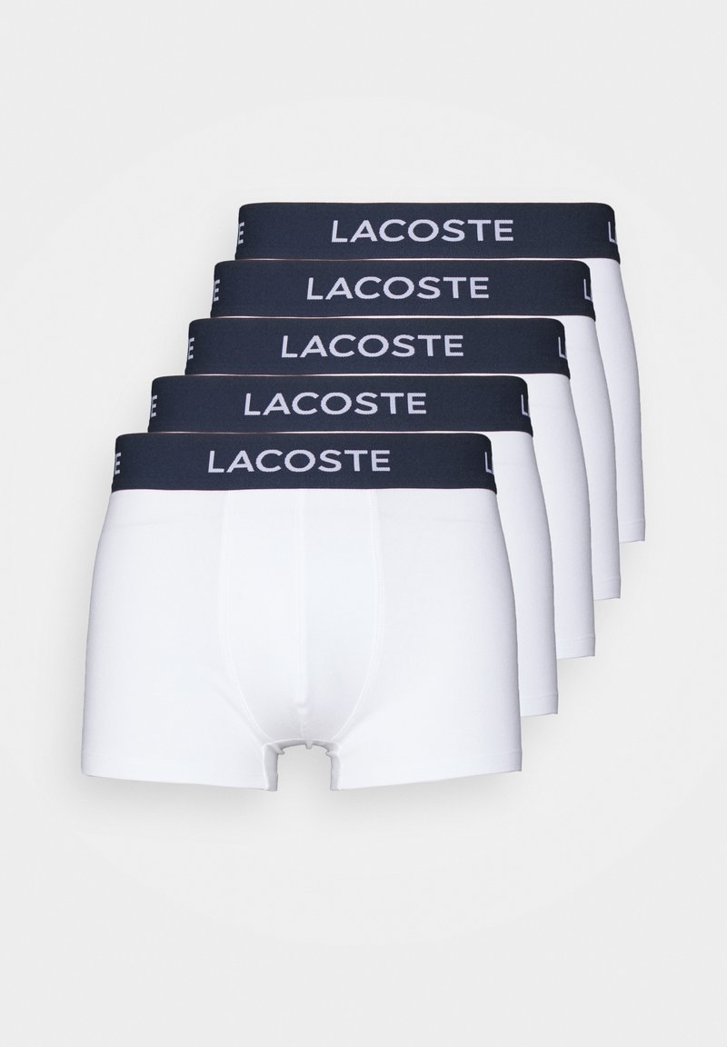 Pack mit fünf weißen Boxershorts aus glattem Stoff, mit einem navyfarbenen Gummibund, der das Logo "LACOSTE" in Weiß zeigt. Formschlüssiges Design.