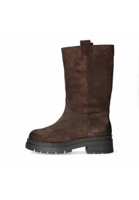 Stivale marrone in suede fino al ginocchio con suola in gomma nera spessa, caratterizzato da una silhouette semplice e una linguetta sulla gamba per facilitare la calzata.