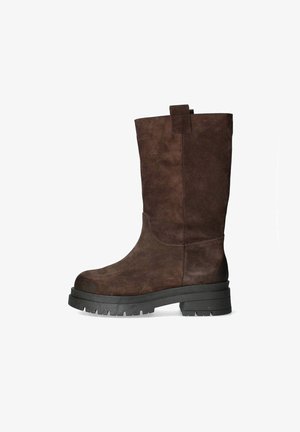 Stivale marrone in suede fino al ginocchio con suola in gomma nera spessa, caratterizzato da una silhouette semplice e una linguetta sulla gamba per facilitare la calzata.
