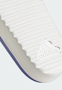 adidas Sportswear ADILETTE - Badsandal - semi  blue   blue spark met.   core white