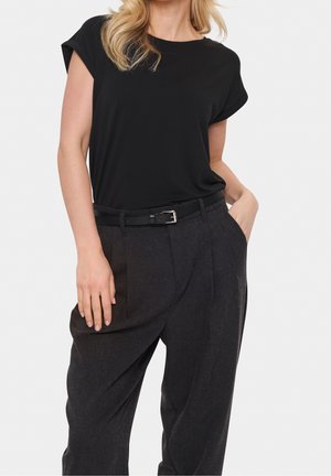 Czarny t-shirt z krótkim rękawem w zestawie z ciemnoszarymi, dopasowanymi spodniami o teksturowanym splocie oraz czarnym paskiem z metalową klamrą.