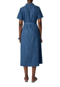 Sukienka dżinsowa z krótkimi rękawami, dopasowaną talią i długą, zwiewną spódnicą. Jednolity ciemnoniebieski kolor, gładka tekstura oraz kołnierzyk zapinany na guziki.