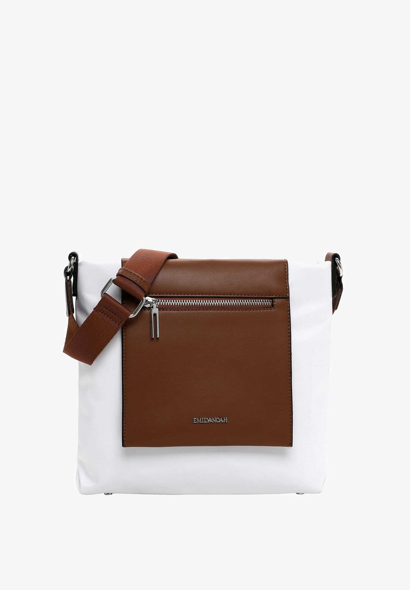 Borsa a tracolla bianca con patta in pelle marrone, tasca con zip e tracolla regolabile marrone. Presenta hardware metallici e logo in rilievo.