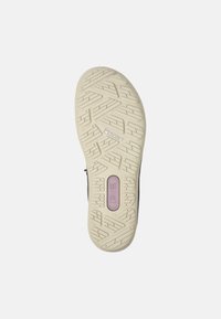 Suela de zapato negra con una parte inferior de goma blanca texturizada. Presenta un logo de Michelin y una etiqueta "Camper" dentro de un óvalo rosa. El patrón incluye líneas diagonales.