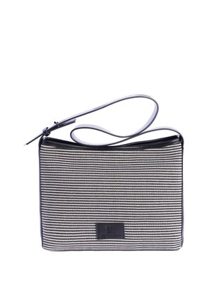 Bolso de hombro rectangular a rayas blancas y negras con una correa delgada ajustable y un pequeño parche con logo negro en el centro delantero.