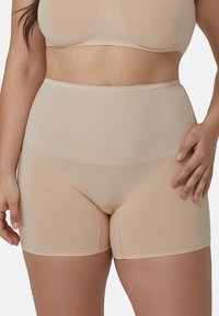 Pantaloni scurți bej, cu talie înaltă, dintr-un material neted, având un talie elastică moale și un design fără cusături pentru confort și susținere.