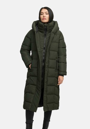 Lange, pufferjas in donkergroen met een hoge kraag en capuchon. Voorzien van verticale quilted secties en met ritssluitingen aan de voorkant voor functionaliteit.