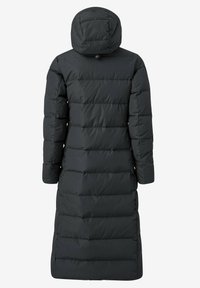 Lange zwarte pufferjas met een capuchon, voorzien van horizontaal gestikte delen, een gladde textuur en minimale hardwaredetails aan de achterkant.