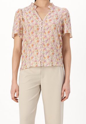 Blusa floreale a maniche corte in rosa chiaro e crema, con chiusura a bottoni, scollatura arricciata e tessuto delicato con motivi variabili.