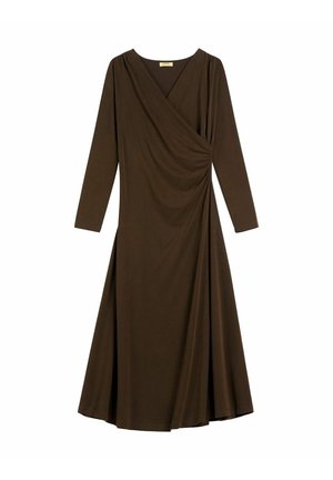Brązowa sukienka midi z długim rękawem, dekoltem w serek, kopertowym przodem i marszczeniem po prawej stronie.