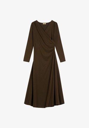 Brązowa sukienka midi z długim rękawem, dekoltem w serek, kopertowym przodem i marszczeniem po prawej stronie.