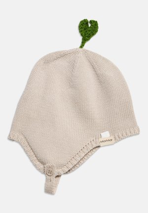 Cappellino per bambini color crema a maglia con paraorecchie, cinturino con bottone, dettaglio superiore a forma di foglia verde e piccola etichetta in tessuto beige.