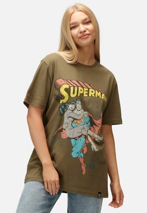 Oliven grøn bomulds T-shirt med et stort Superman-grafik i blå, rød og grå, med en afslappet pasform og korte ærmer.