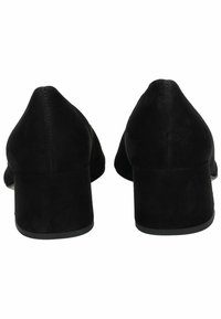 Zapatos de tacón alto de ante negro con punta afilada y tacón cuadrado. La superficie parece suave, con una textura lisa y sin adornos visibles.
