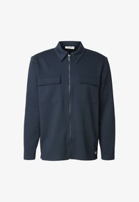 Chaqueta azul marino con cremallera, hecha de tela suave, que presenta un cuello, dos bolsillos en el pecho y mangas largas para un look estructurado y casual.