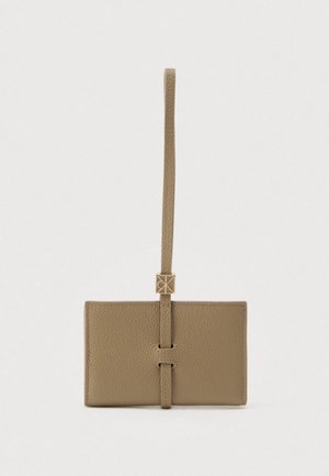 EMBLEM PEBBLE WALLET ON STRAP - Portofel - desert taupe