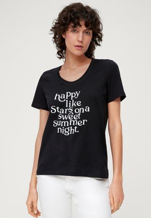 Zwarte katoenen t-shirt met een ronde halslijn en korte mouwen, bedrukt met witte tekst die zegt "gelukkig als sterren op een zoete zomernacht."