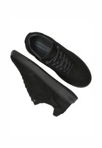 Zwarte suède sneakers met een lage profiel, vlakke rubberen zool. Voorzien van ronde veters, een gladde textuur en subtiele stiksels.