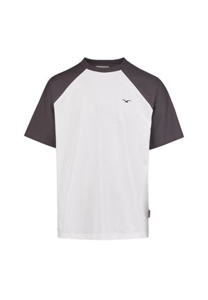 Kurzärmliges T-Shirt mit einem weißen Körper und dunkelgrauen Raglanärmeln, aus weichem Stoff mit einem kleinen Emblem auf der Brust.