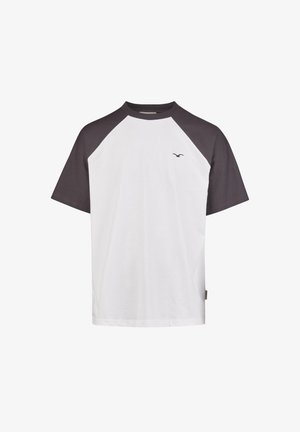 Kurzärmliges T-Shirt mit einem weißen Körper und dunkelgrauen Raglanärmeln, aus weichem Stoff mit einem kleinen Emblem auf der Brust.
