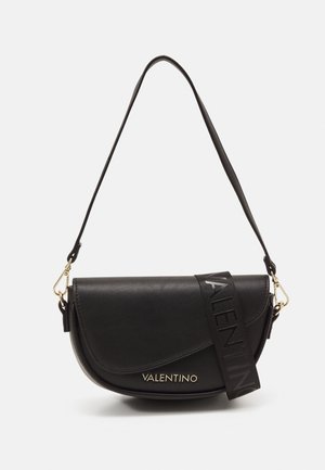 Sort læder crossbody-task med en buet form, guldfarvet hardware og en aftagelig rem med ordet "VALENTINO" skrevet med fede bogstaver.
