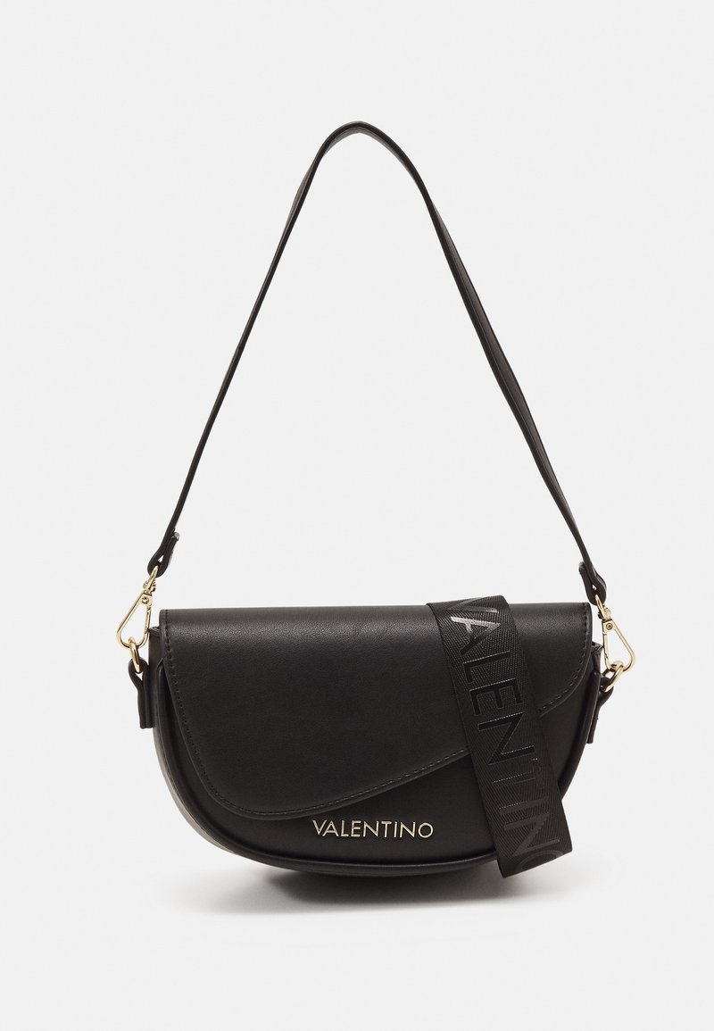 Sac bandoulière en cuir noir avec une forme incurvée, des ferrures dorées et une bandoulière amovible ornée du mot « VALENTINO » en lettres majuscules.