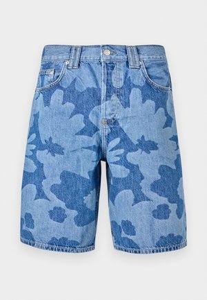Jeanshorts i mellomblått med et stort, lyseblått blomsterkamuflasjemønster, med en klassisk fem-lommers design og knappeåpning.