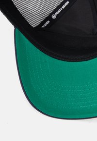 Cappello con retro in rete nera, visiera verde arrotondata e cuciture dettagliate. Etichetta interna visibile con il nome del marchio "Forty Seven."