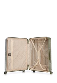 Valise rigide de couleur vert olive avec une texture côtelée, dotée d'un compartiment ouvert doublé de tissu beige, d'une poche en maille et de sangles croisées.