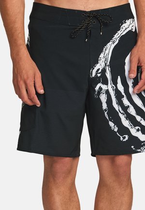 Schwarze Schwimmshorts mit einem weißen abstrakten Design, hergestellt aus schnell trocknendem Stoff. Mit einem Kordelzugbund und einer Seitentasche.