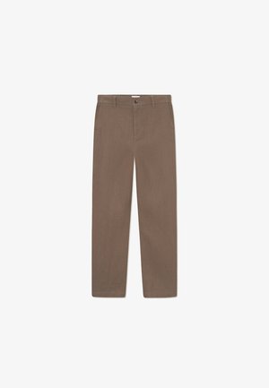 Pantaloni maro cu croi drept, cu o textură netedă, având închidere cu nasture, bucle pentru curea și buzunare laterale. Nu sunt vizibile modele proeminente.