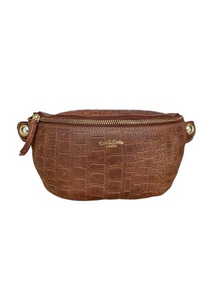 Braune Leder-Bauchtasche mit Krokodilstruktur, goldenem Reißverschluss und kleinem goldenen Logo mit Text in der Mitte der Vorderseite.